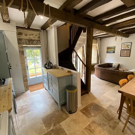 3-Bed Stone House Private Wild Garden Sarlat Centre 萨尔拉拉卡内达
