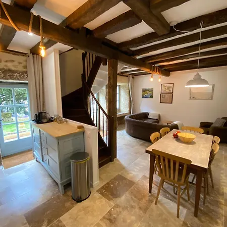 3-Bed Stone House Private Wild Garden Sarlat Centre Дом отдыха *