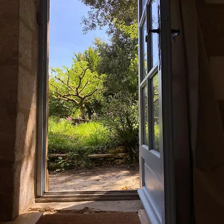 Дом отдыха 3-Bed Stone House Private Wild Garden Sarlat Centre Сарла-ла-Канеда